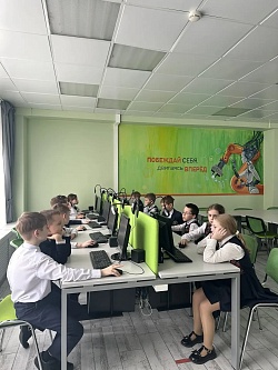 С 16 февраля в России стартовал новый сезон «Урока цифры», и ученики нашей гимназии с интересом включились в работу!
