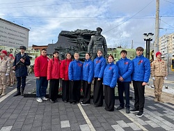 Сегодня 9 учеников Первичного отделения Движения Первых ЧОУ "Гимназии №1" приняли участие в городском патриотическом мероприятии, посвящённом памяти Героя Советского Союза Цезаря Львовича Куникова.