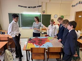 Сегодня в 6А прошла настольная игра «Битва за Кавказ», которую провела краевед Юлиана Бережная, автор книги о подвиге Алексея Рыбнева и «Не просто раскрасок»